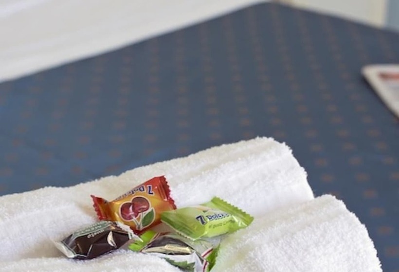 이코노미 룸, Capital