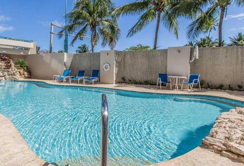 اتاق استاندارد با چشم‌انداز استخر, Comfort Inn & Suites