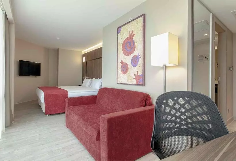 اتاق استاندارد با تخت بزرگ, Ramada Encore By Wyndham Izmir