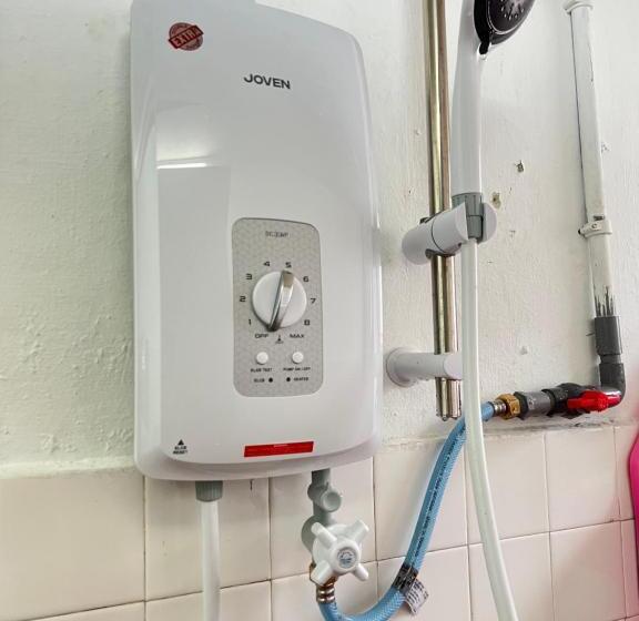 バス共有のスタンダードルーム, Jiaxin Dormitory Puteri Wangsa 家馨旅舍