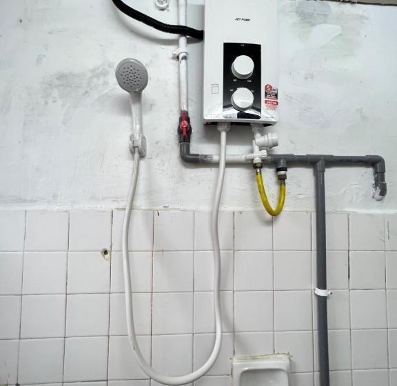 バスルーム共有のトリプルスタンダード, Jiaxin Dormitory Puteri Wangsa 家馨旅舍