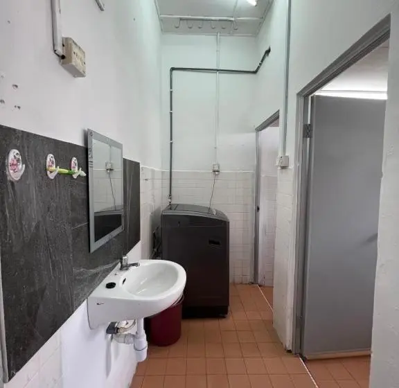 バスルーム共有のトリプルスタンダード, Jiaxin Dormitory   Puteri Wangsa 家馨旅舍