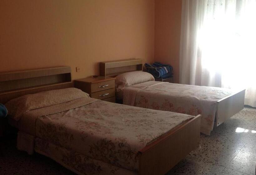 标准三人间共用浴室, Hostel Alhambra