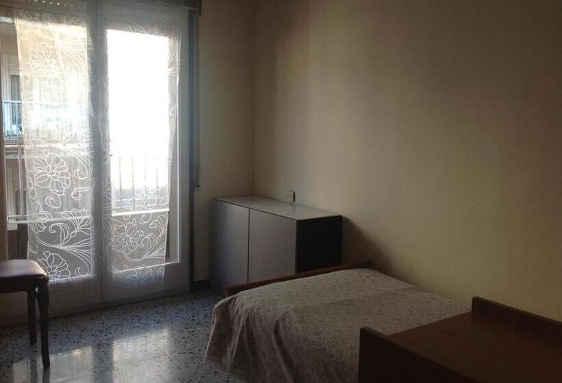 标准三人间共用浴室, Hostel Alhambra