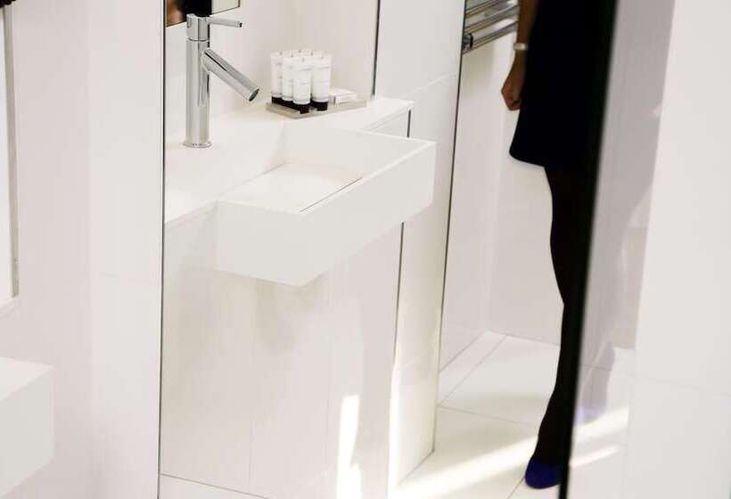 اتاق لوکس, Eiffel Turenne