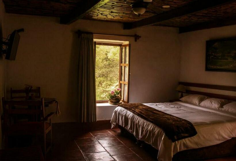 Номер Deluxe, Fundo Achamaqui