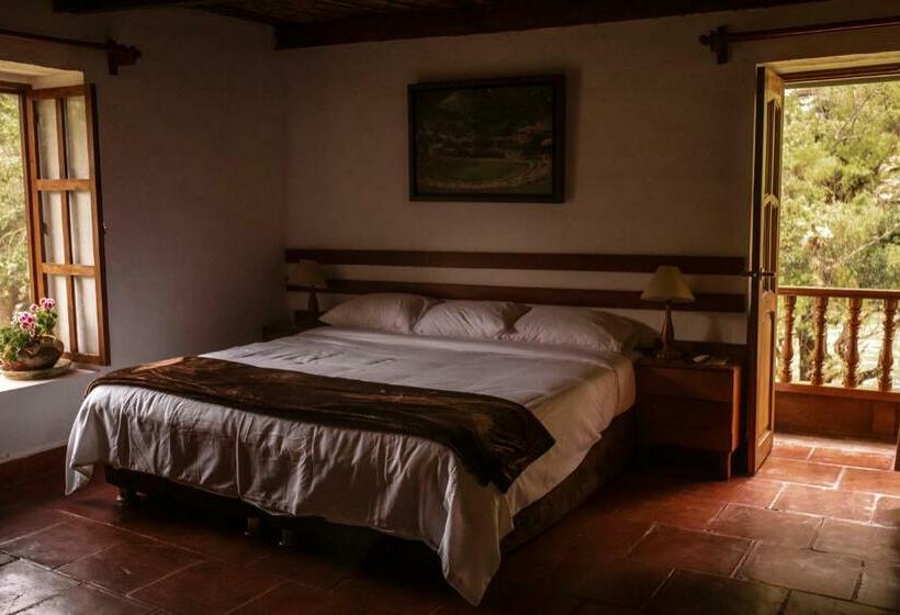 Номер Deluxe, Fundo Achamaqui