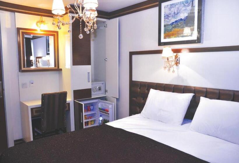 اتاق لوکس, Gloria Tibi