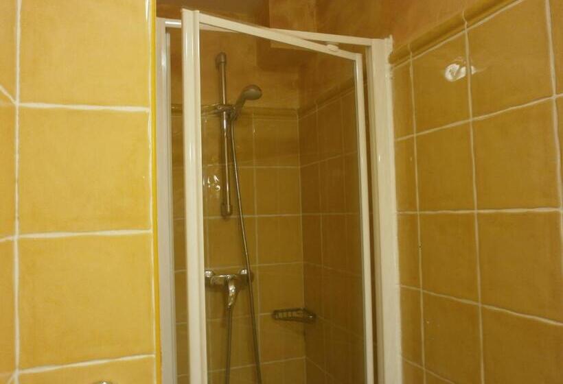 غرفة عائلية, Little Palace