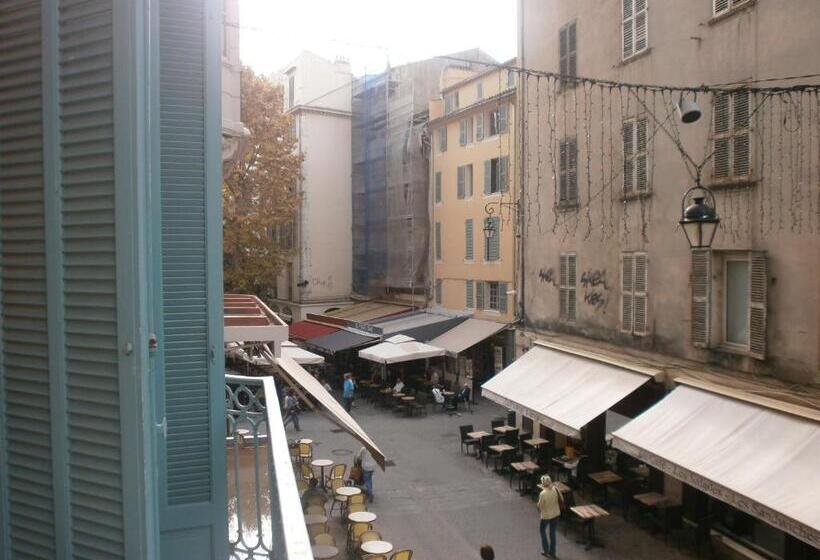 غرفة عائلية, Little Palace