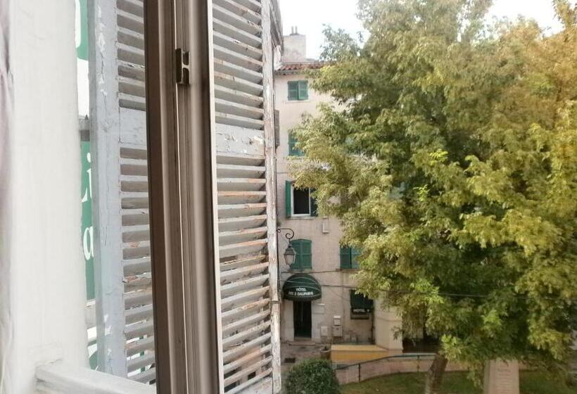 غرفة قياسية فردية, Little Palace