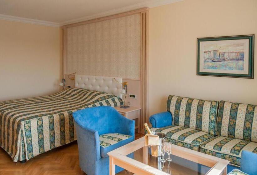 Tengerre Néző Deluxe Szoba Erkéllyel, Miramar