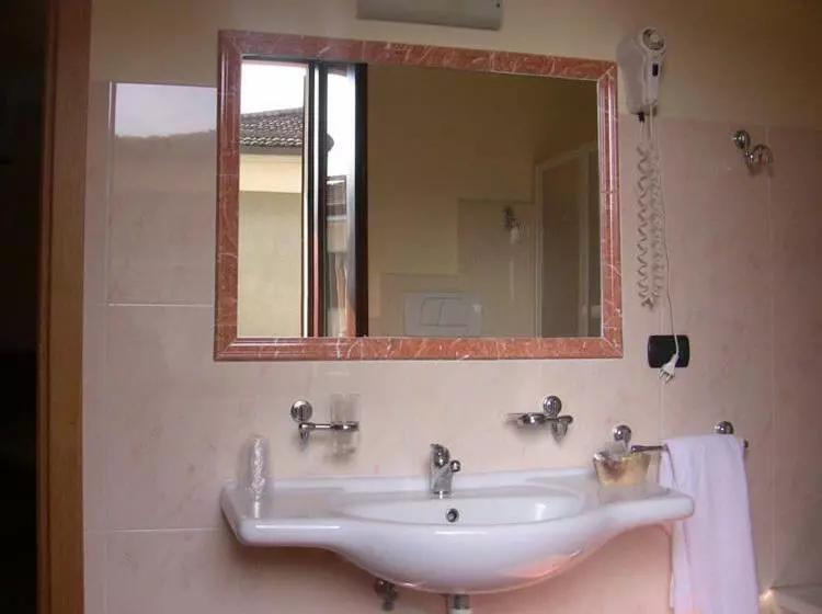 Economy Triple Room, Picchio