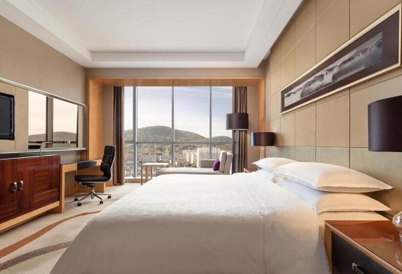キングサイズベッドのデラックスルーム, Sheraton Zhenjiang
