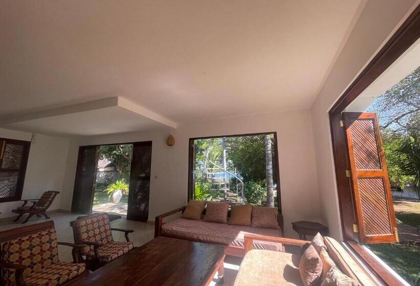 اتاق استاندارد سه نفره, Shimoni Reef Lodge