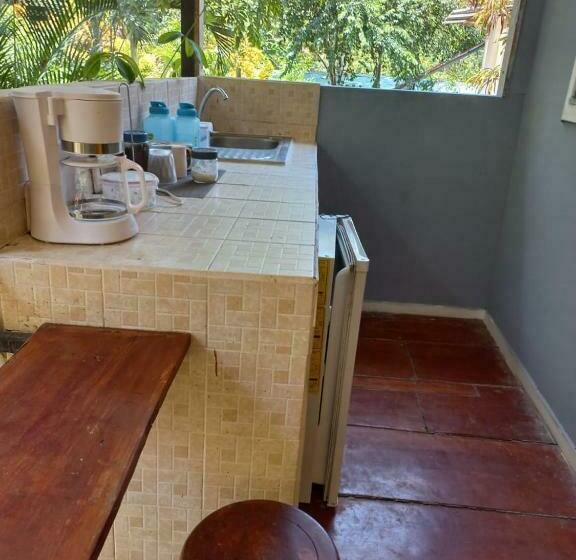 غرفة قياسية رباعية, Donde Familia Manito