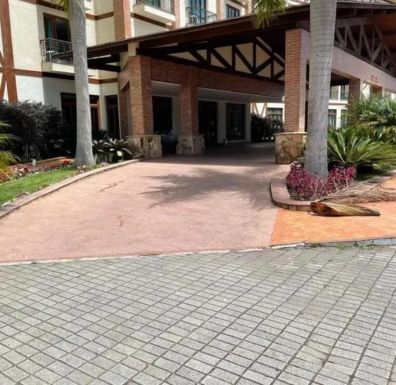 سوییت با چشم‌انداز کوه, Condomínio Vista Azul