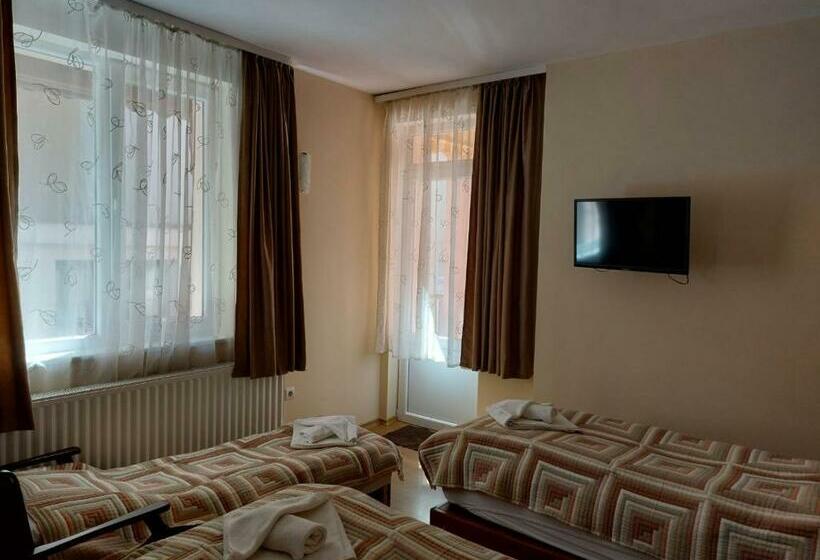 غرفة قياسية مزوَّدة بشُرفة, къща за гости хриси