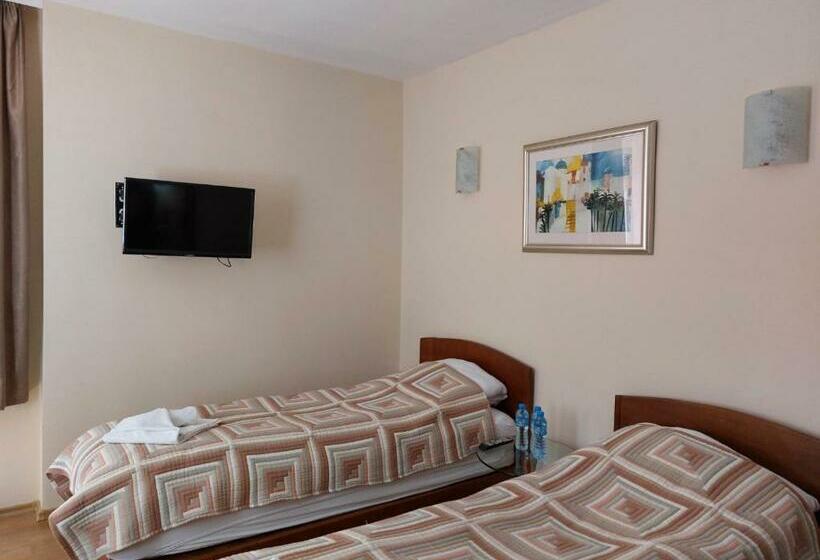 غرفة قياسية مزوَّدة بشُرفة, къща за гости хриси