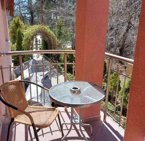 غرفة قياسية مزوَّدة بشُرفة, къща за гости хриси