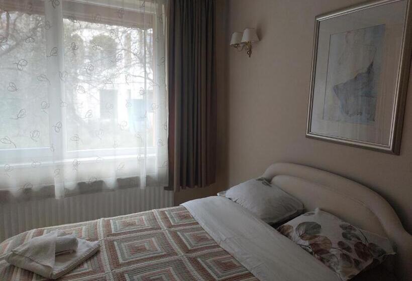 غرفة قياسية مزوَّدة بشُرفة, къща за гости хриси