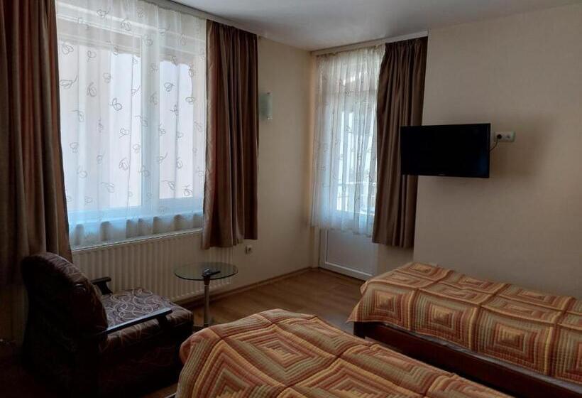 غرفة قياسية مزوَّدة بشُرفة, къща за гости хриси