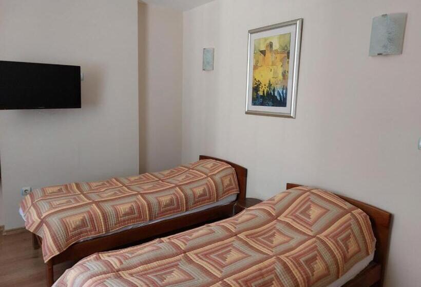 غرفة قياسية مزوَّدة بشُرفة, къща за гости хриси