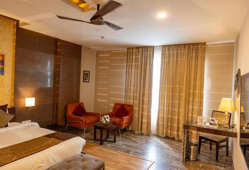 带大床的套房, Ramada Ajmer