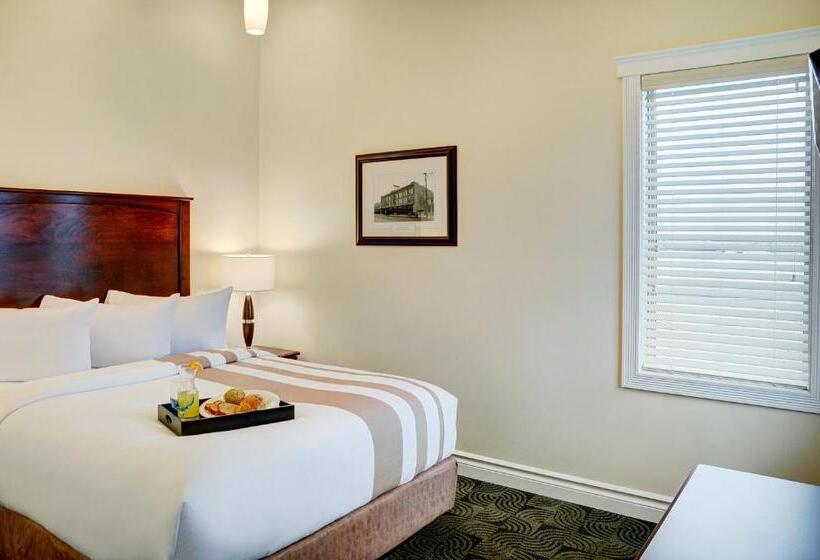 Люкс, Chateau Nova Yellowhead