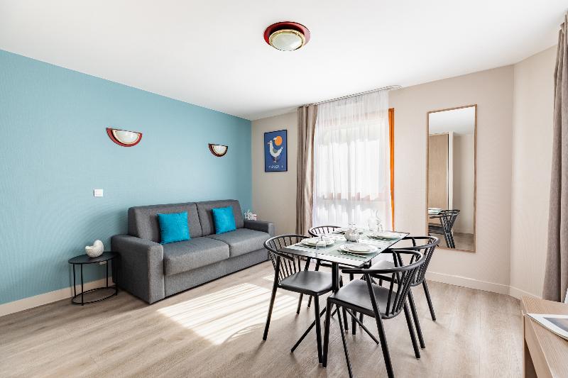 Quarto Estandar Cama King, Ramada Longyan