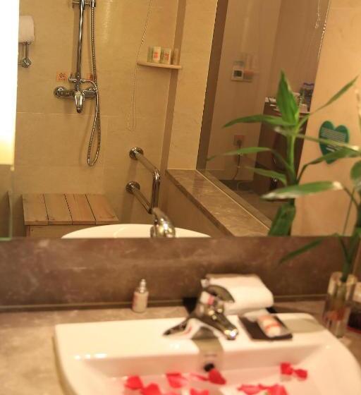 Quarto Estandar Cama King, Ramada Longyan
