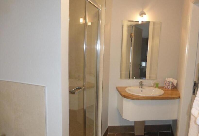 חדר משפחתי, Ryan S