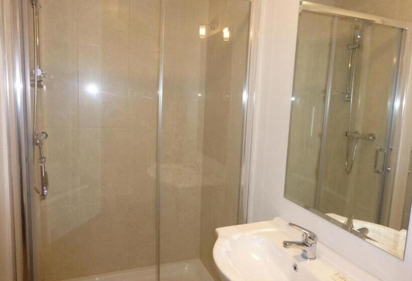 חדר משפחתי, Ryan S