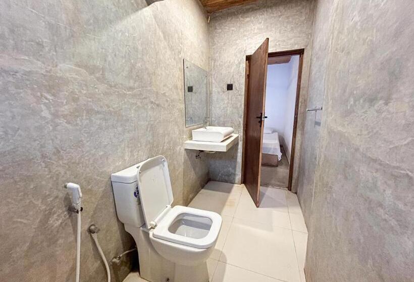 标准三人间, Agastyā