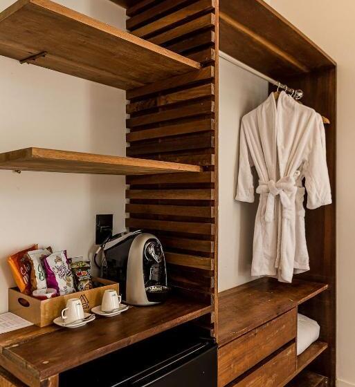 جناح ديلوكس, Triângulo Noronha