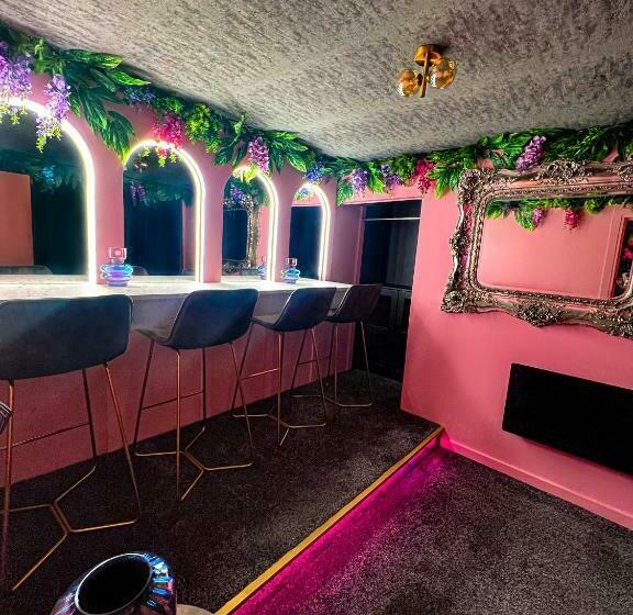 带1个卧室的公寓, The Ultimate Hen Suite With Bar & Makeup Room