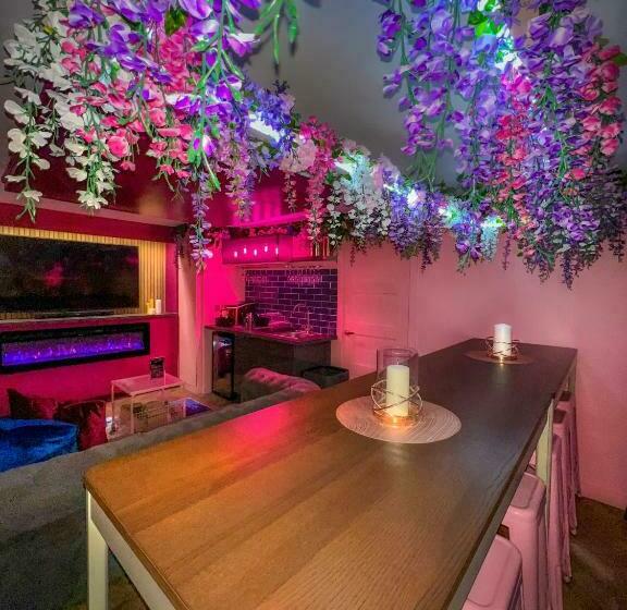 带1个卧室的公寓, The Ultimate Hen Suite With Bar & Makeup Room