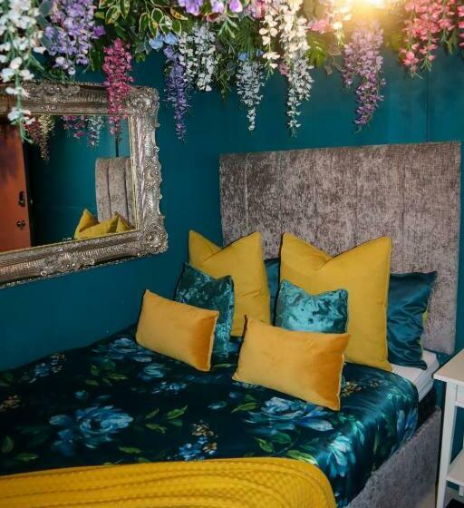 带1个卧室的公寓, The Ultimate Hen Suite With Bar & Makeup Room