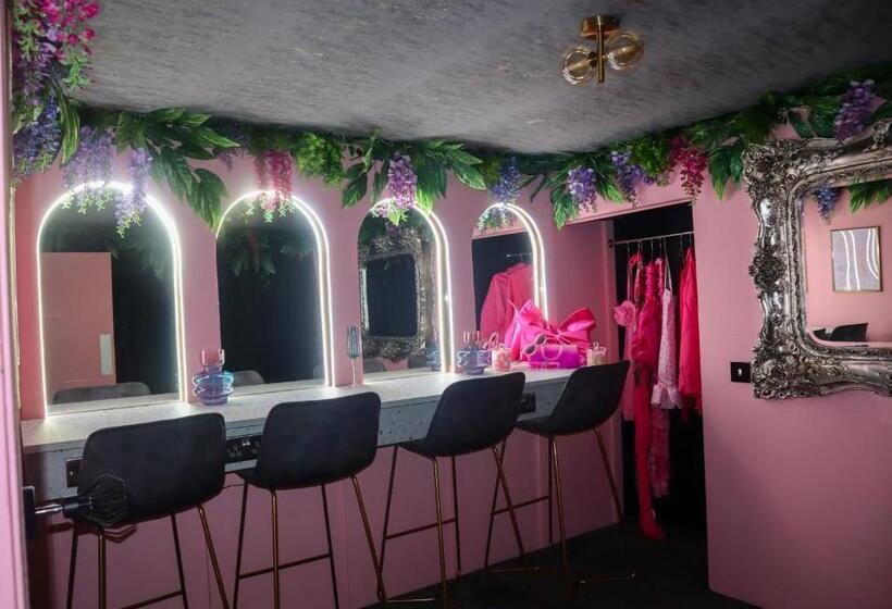 Апартаменты 1 Спальня, The Ultimate Hen Suite With Bar & Makeup Room