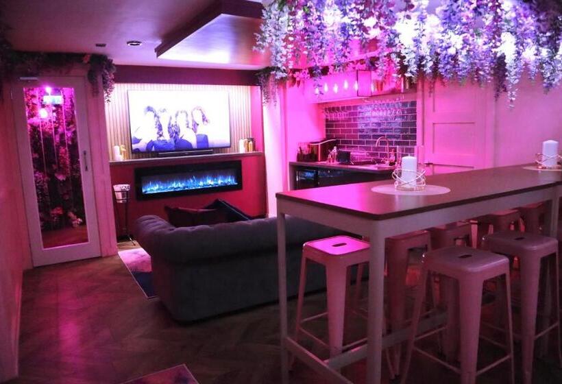 带1个卧室的公寓, The Ultimate Hen Suite With Bar & Makeup Room