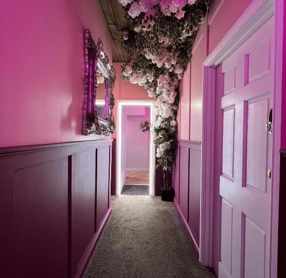 带1个卧室的公寓, The Ultimate Hen Suite With Bar & Makeup Room