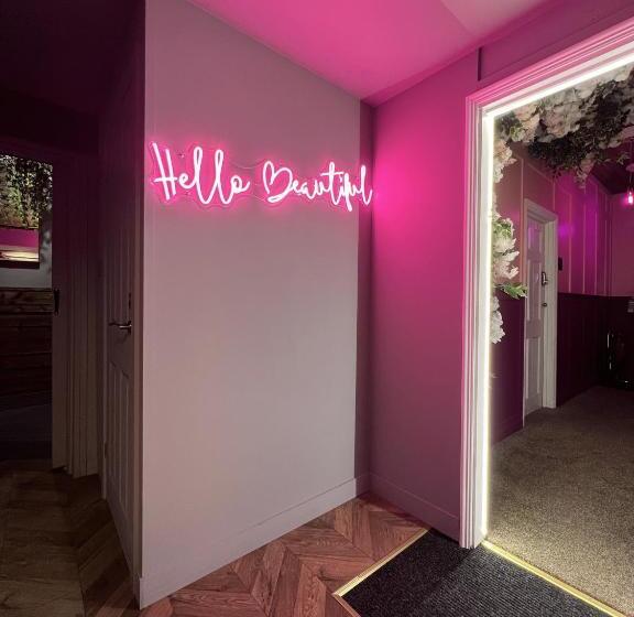 Апартаменты 1 Спальня, The Ultimate Hen Suite With Bar & Makeup Room
