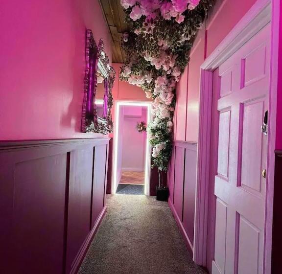 带1个卧室的公寓, The Ultimate Hen Suite With Bar & Makeup Room