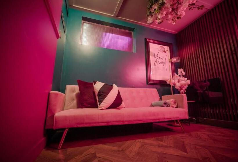 带1个卧室的公寓, The Ultimate Hen Suite With Bar & Makeup Room