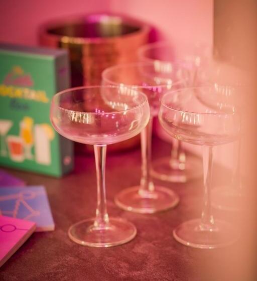 带1个卧室的公寓, The Ultimate Hen Suite With Bar & Makeup Room