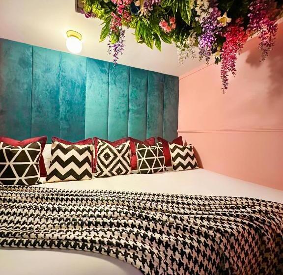 Апартаменты 1 Спальня, The Ultimate Hen Suite With Bar & Makeup Room