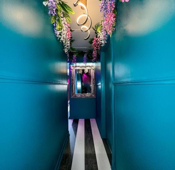 带1个卧室的公寓, The Ultimate Hen Suite With Bar & Makeup Room