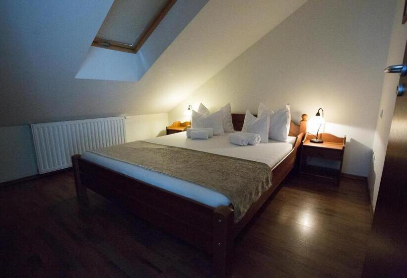 家庭间, Viktor Bor  és Vendégház