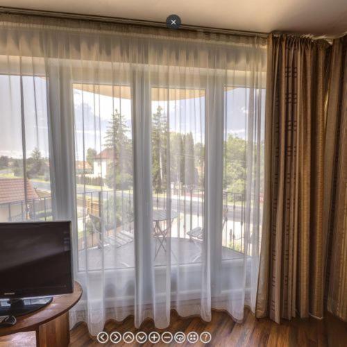 家庭间, Viktor Bor  és Vendégház