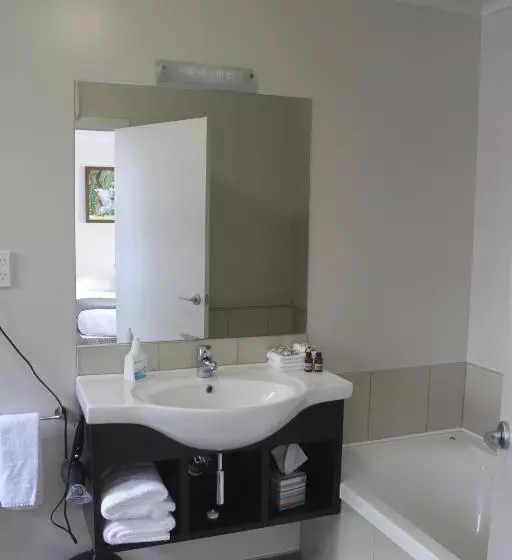 آپارتمان 2 خوابه, Arena Court Motel
